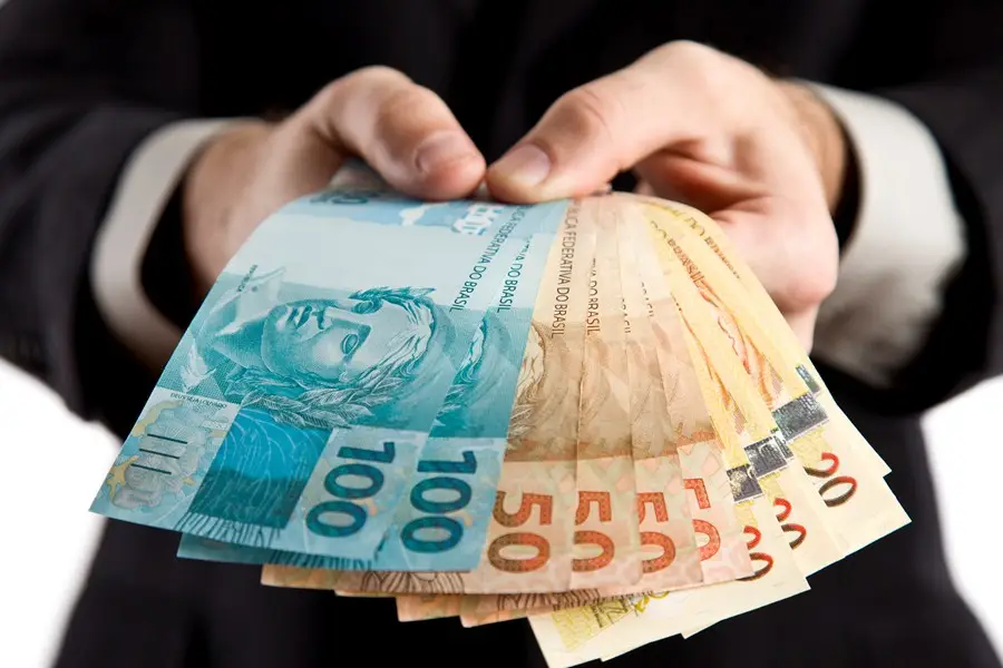 dinheiro-notas-de-100-reais-real