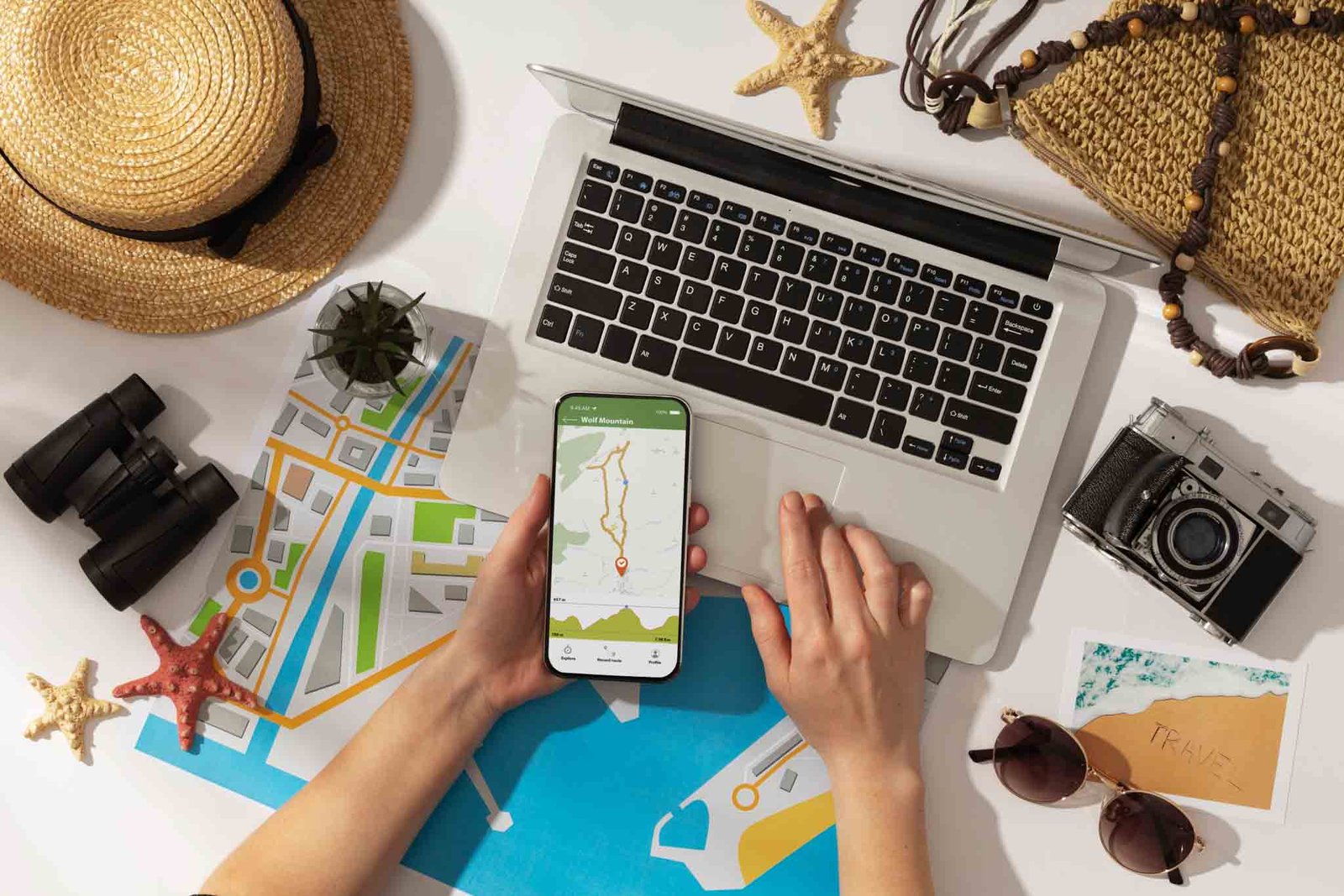 vista-superior-mao-segurando-o-smartphone-scaled