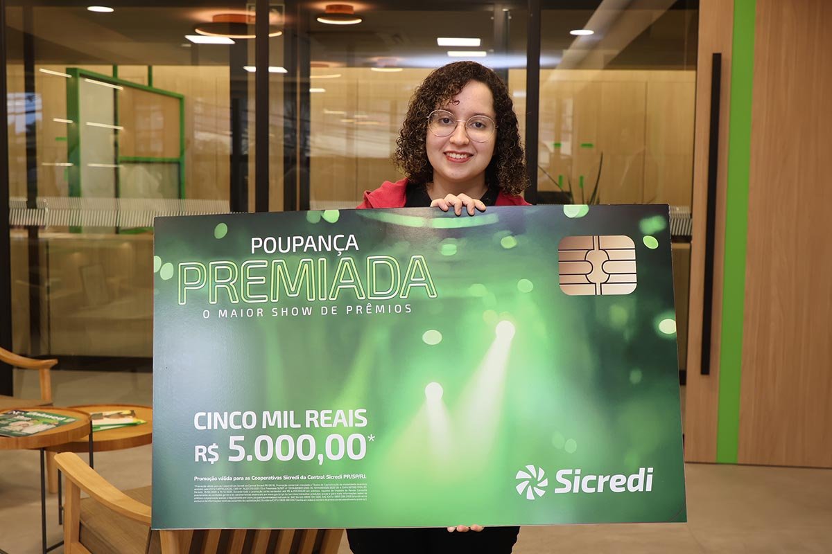 Wanessa Pereira posa com cheque Simbólico