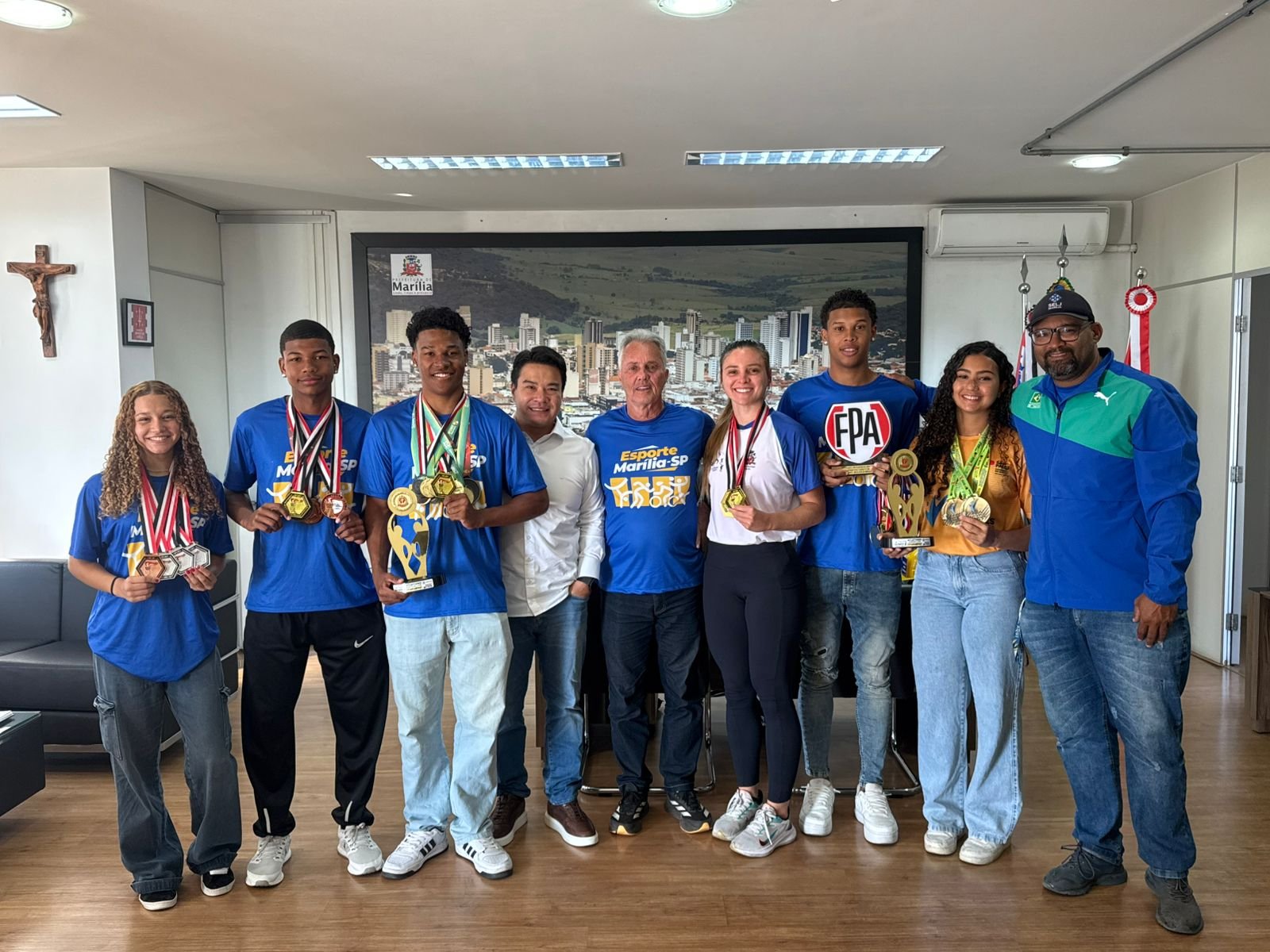 24-07 JOGOS REGIONAIS - Equipes campeãs no atletismo são recepcionadas na Prefeitura