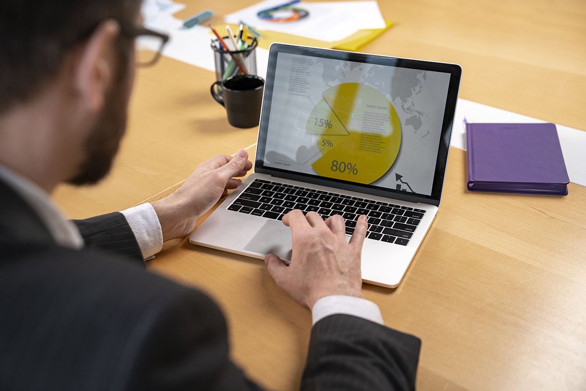 feche-o-homem-trabalhando-com-laptop (1) (1)