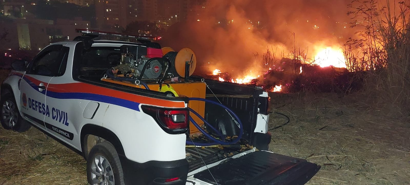 15-09 Defesa Civil auxilia Corpo de Bombeiros no combate às queimadas2