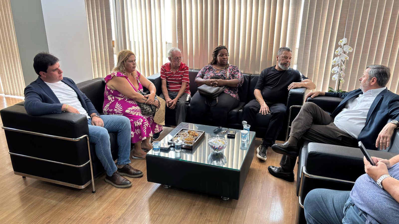 06-10 Prefeitura recebe deputado estadual Barba e comissão de moradores que vivem em área próxima à linha férrea3