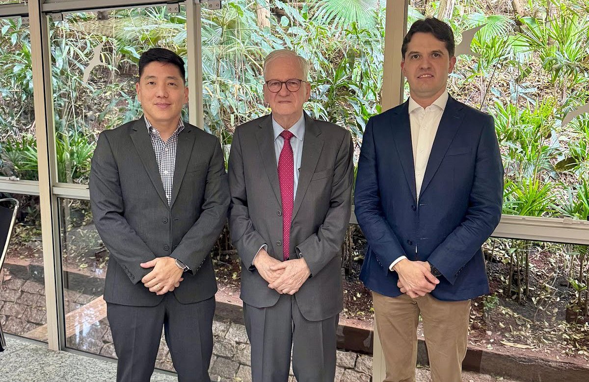 Franklim Shunjiro Nishimura junto ao médico Marco Antônio Zago, presidente da FAPESP.