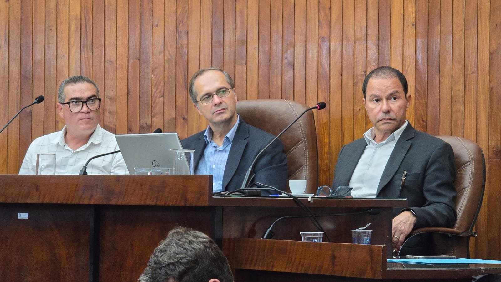 Secretário do Meio Ambiente e Limpeza Pública, Mário Rui, presidente da Câmara, Danilo da Saúde, e promotor Oriel da Rocha Queiroz em audiência no Plenário