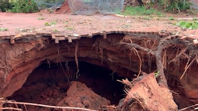 Chuva causou afundamento do solo no terreno da Câmara Municipal, que está passando por obras - Foto: TV Câmara de Assis