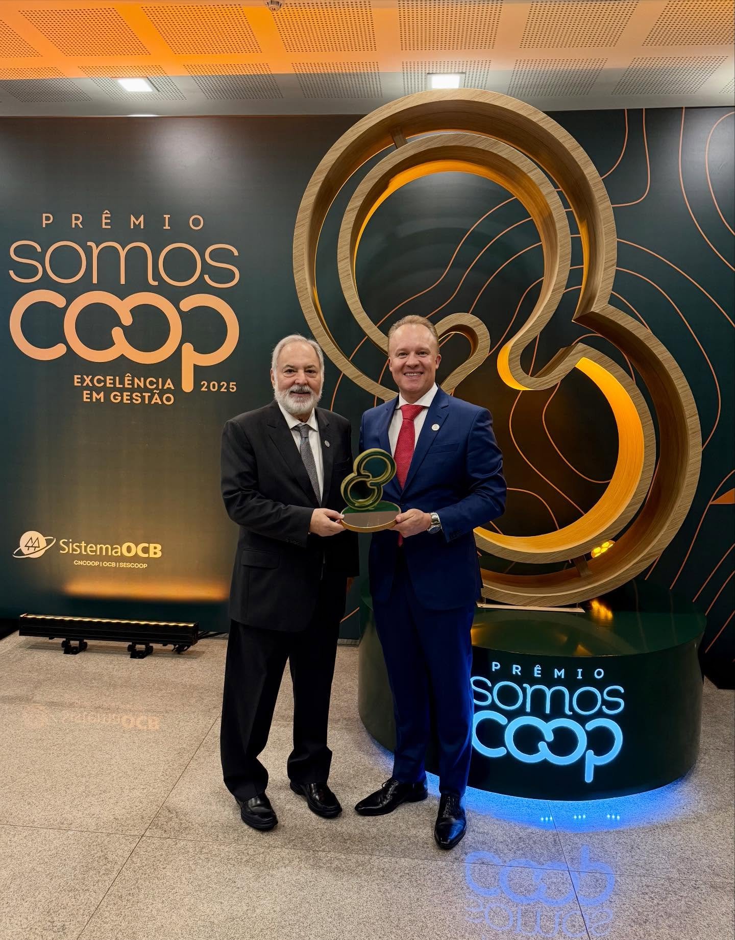 Dr. João Salvi, presidente, e Ildo Wilde, diretor executivo, recebem troféu em Brasília