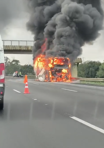 portalcbncampinas.com.br-onibus-pega-fogo-na-rodovia-dos-bandeirantes-na-manha-desta-quarta-em-campinas-imagem-2025-12-10-063529310