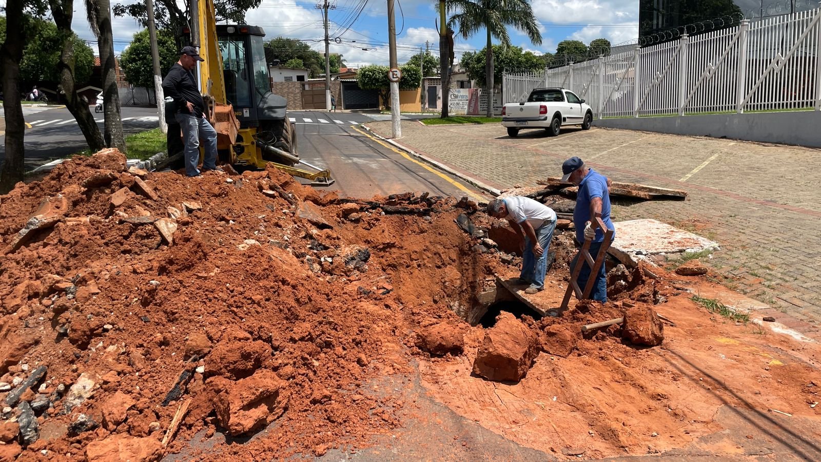 06-01 Infraestrutura faz manutenção em galerias pluviais na via Expressa da Avenida Sampaio Vidal2