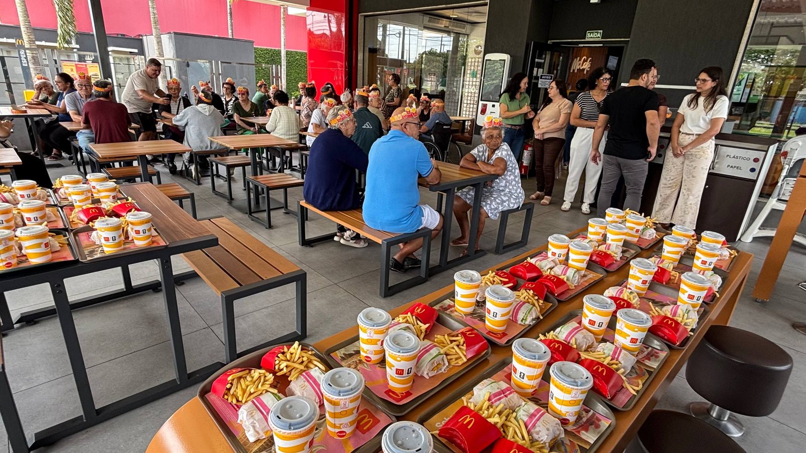 18-03 Assistência Social leva idosos dos Centros Dia ao McDonald’s (2)