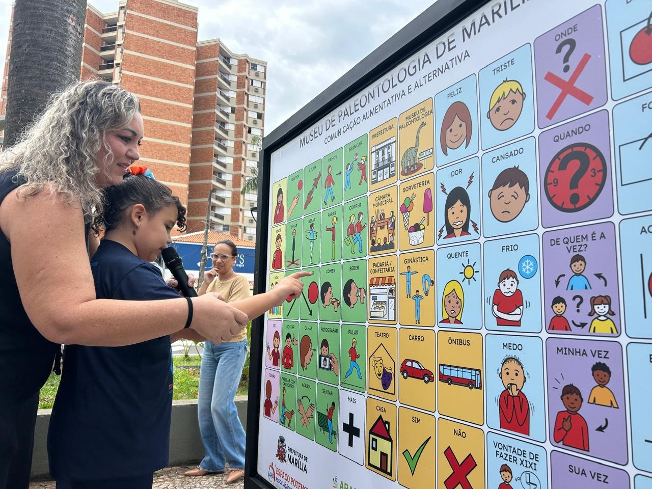 02-04 Marília inaugura primeiro Painel de Comunicação Aumentativa e Alternativa em espaço público2 - Isabela Russo e sua mãe Tais Russo