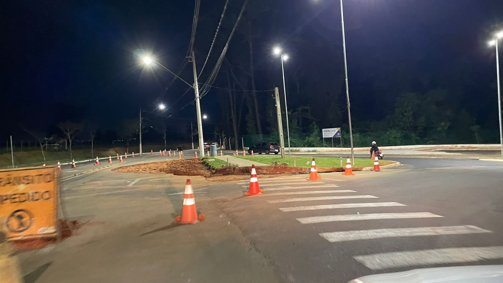 14-04 Obras em rotatória próxima ao Bosque Municipal exigem atenção redobrada de motoristas2