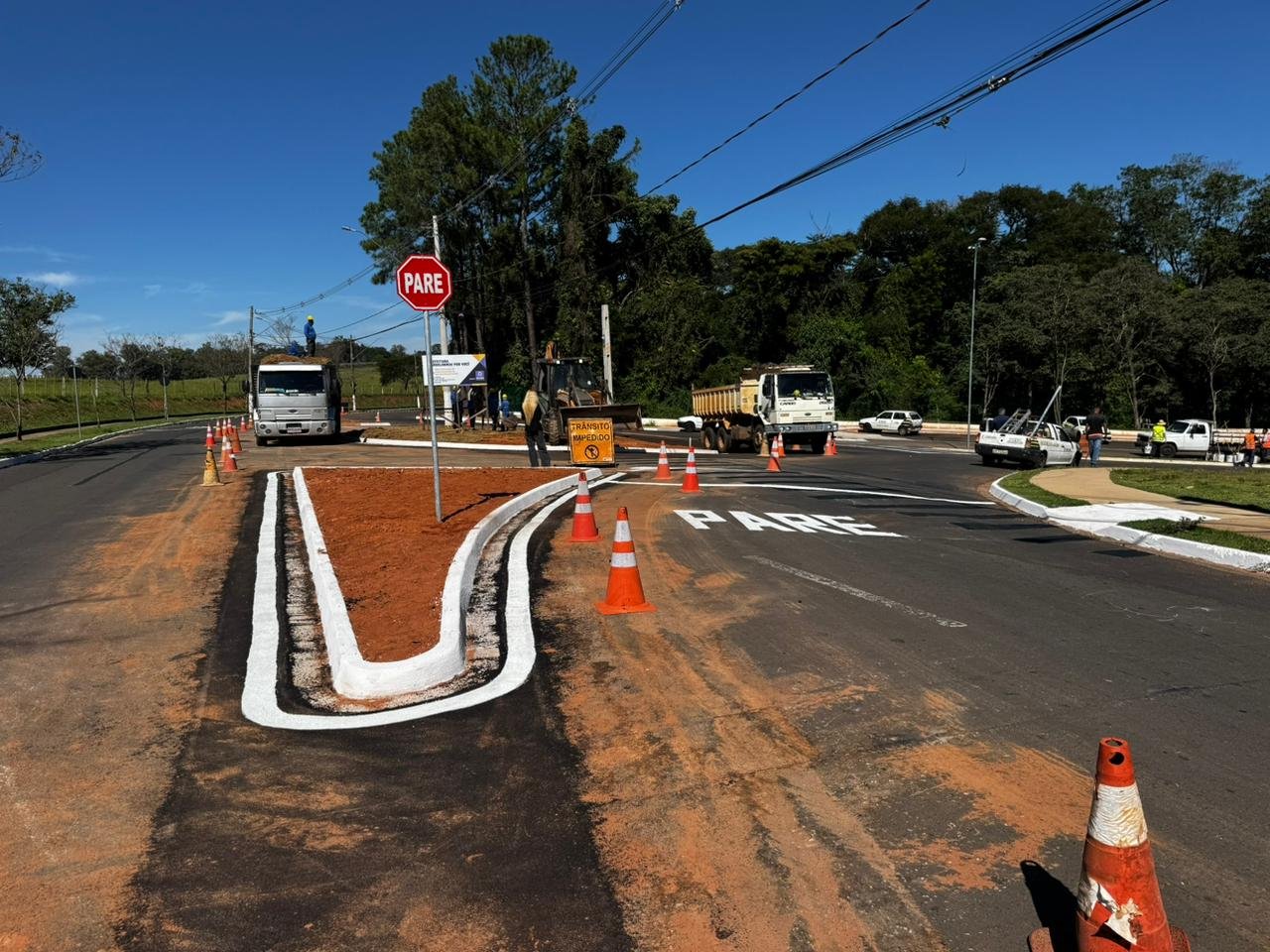 24-04 EMDURB intensifica sinalização em nova rotatória próxima ao Bosque Municipal7