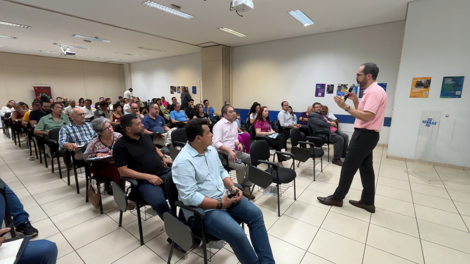 O diretor-presidente da Desenvolve SP, Ricardo Brito, em uma agência de crédito (Foto Divulgação)