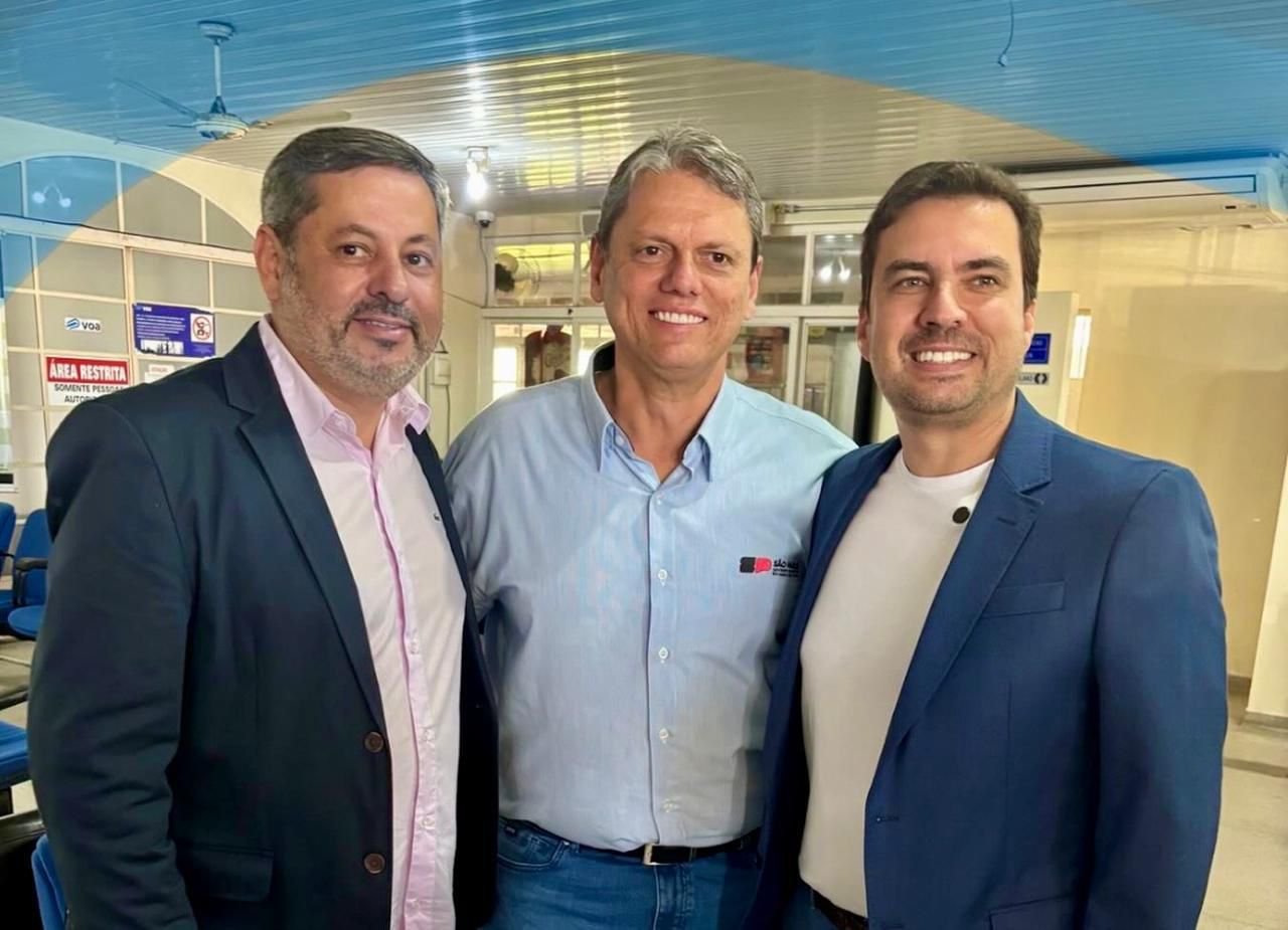 Rogerinho ao lado do governador Tarcísio de Freitas de Freitas e do prefeito Vinicius Camarinha